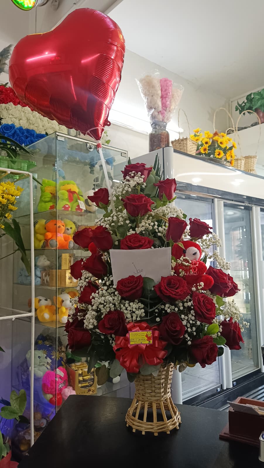 Canasto Premium con 24 Rosas Rojas + Peluche + Globo