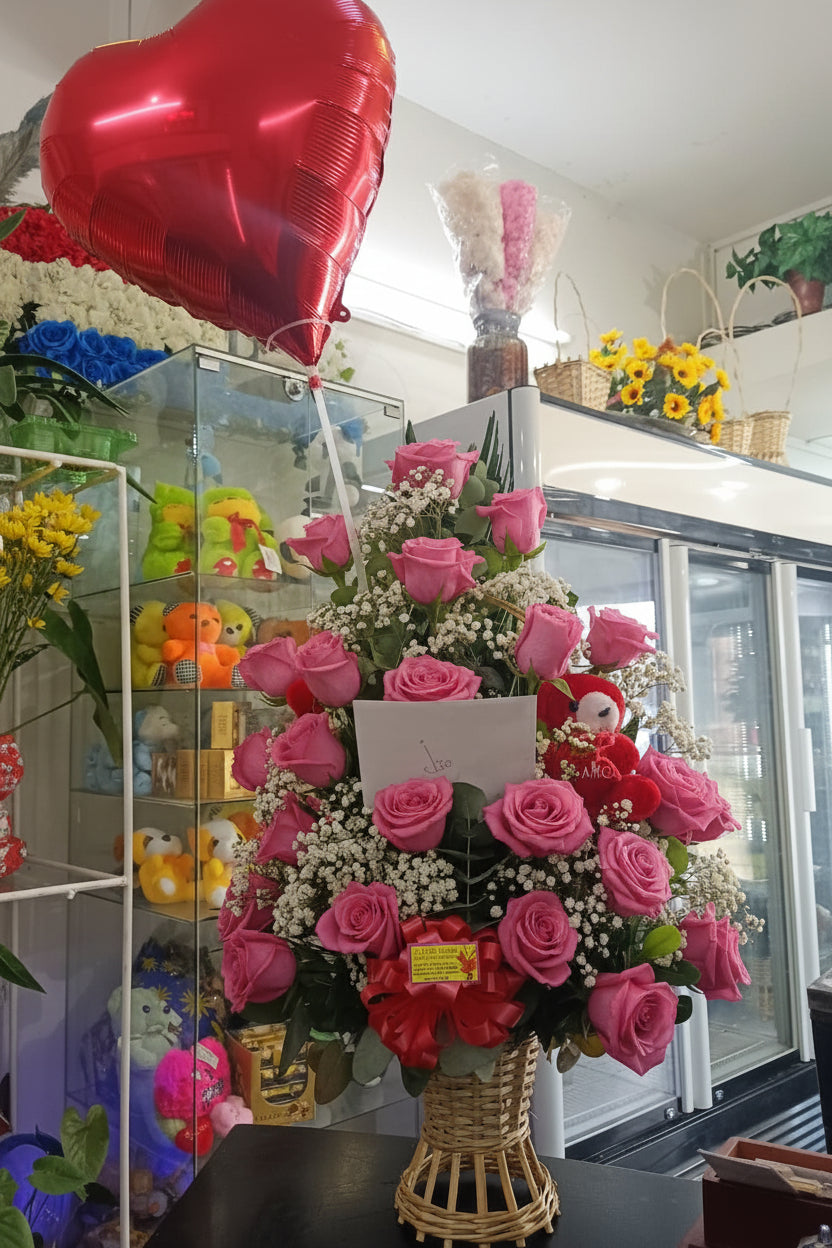 Canasto Premium con 24 Rosas + Peluche + Globo