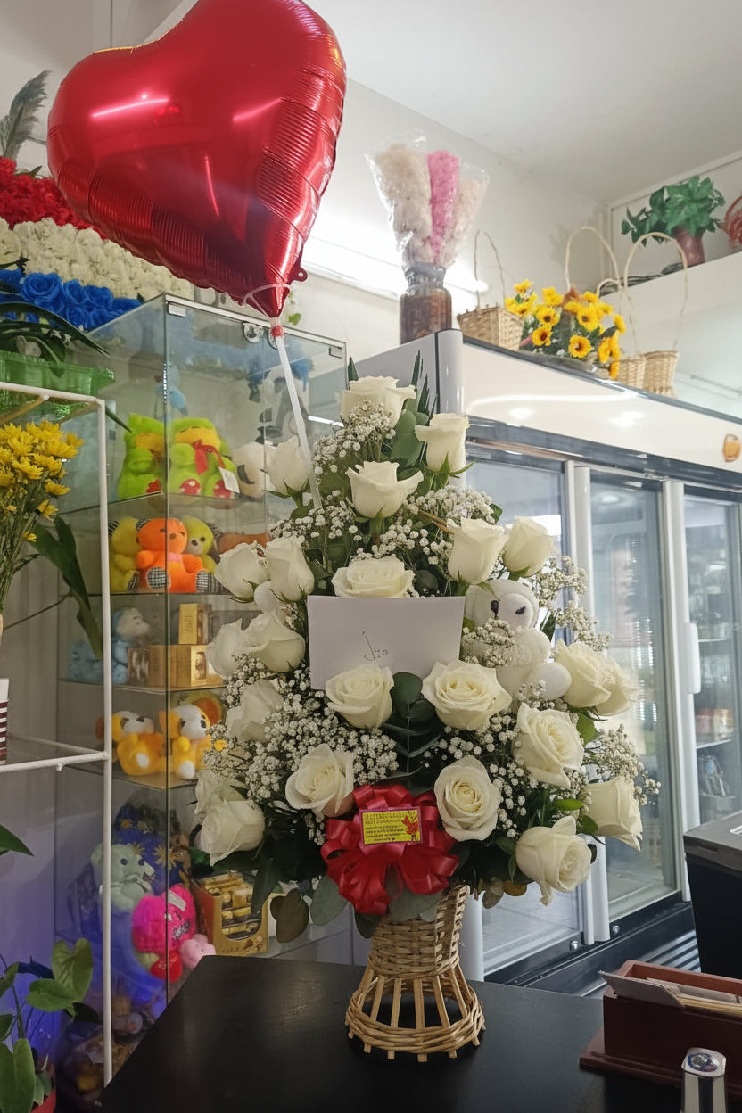 Canasto Premium con 24 Rosas + Peluche + Globo