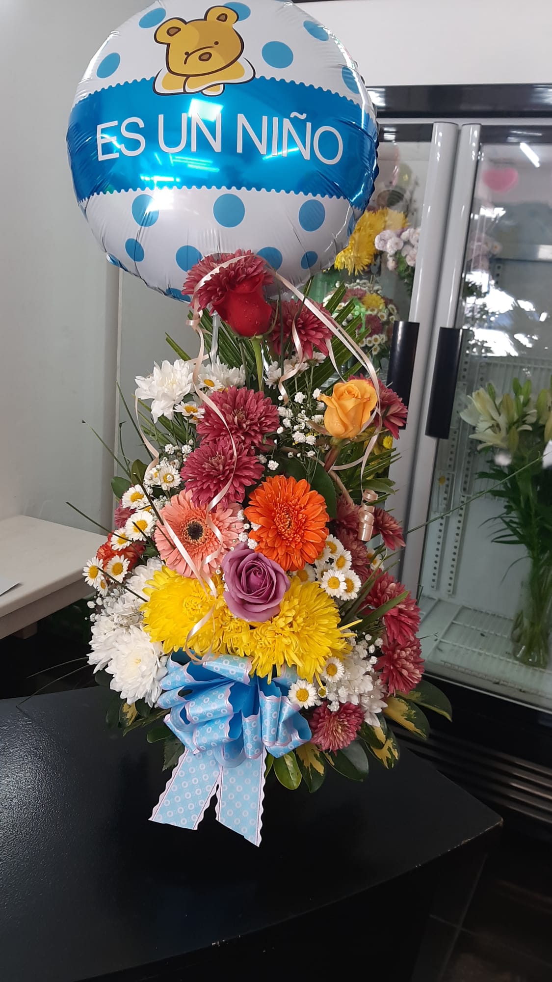 Canasto de Nacimiento con Flores + Globo “Es un niño”