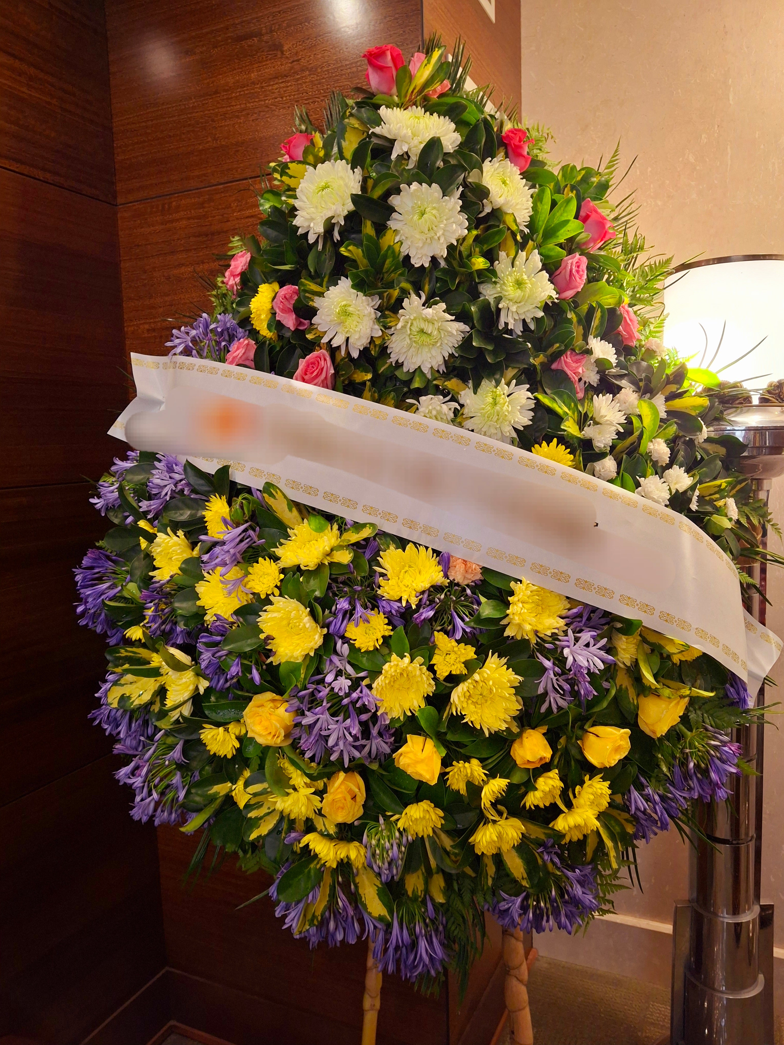 Corona Fúnebre con Flores de Estación y Detalle en Rosas