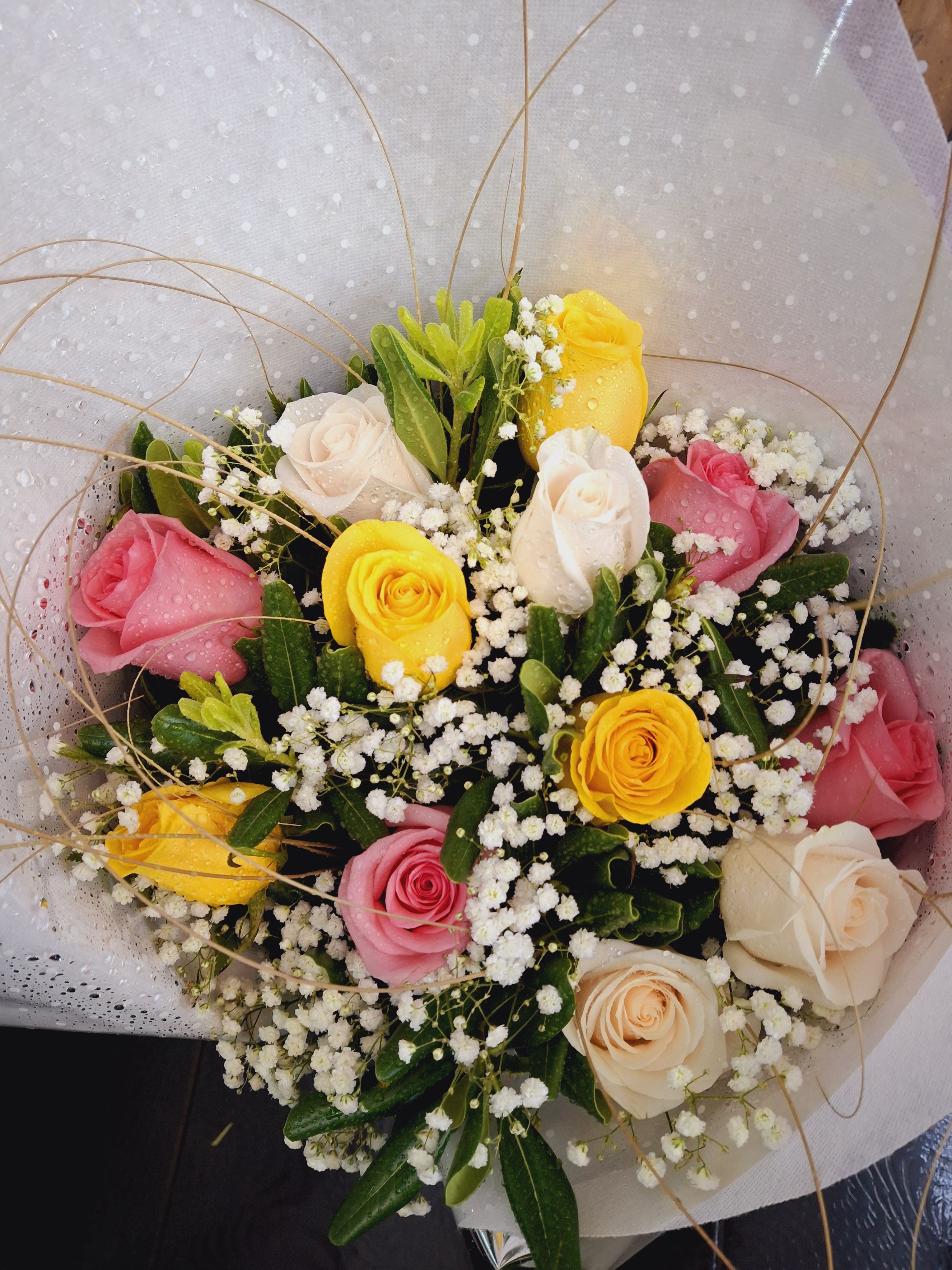 Ramo de 12 Rosas Surtidas