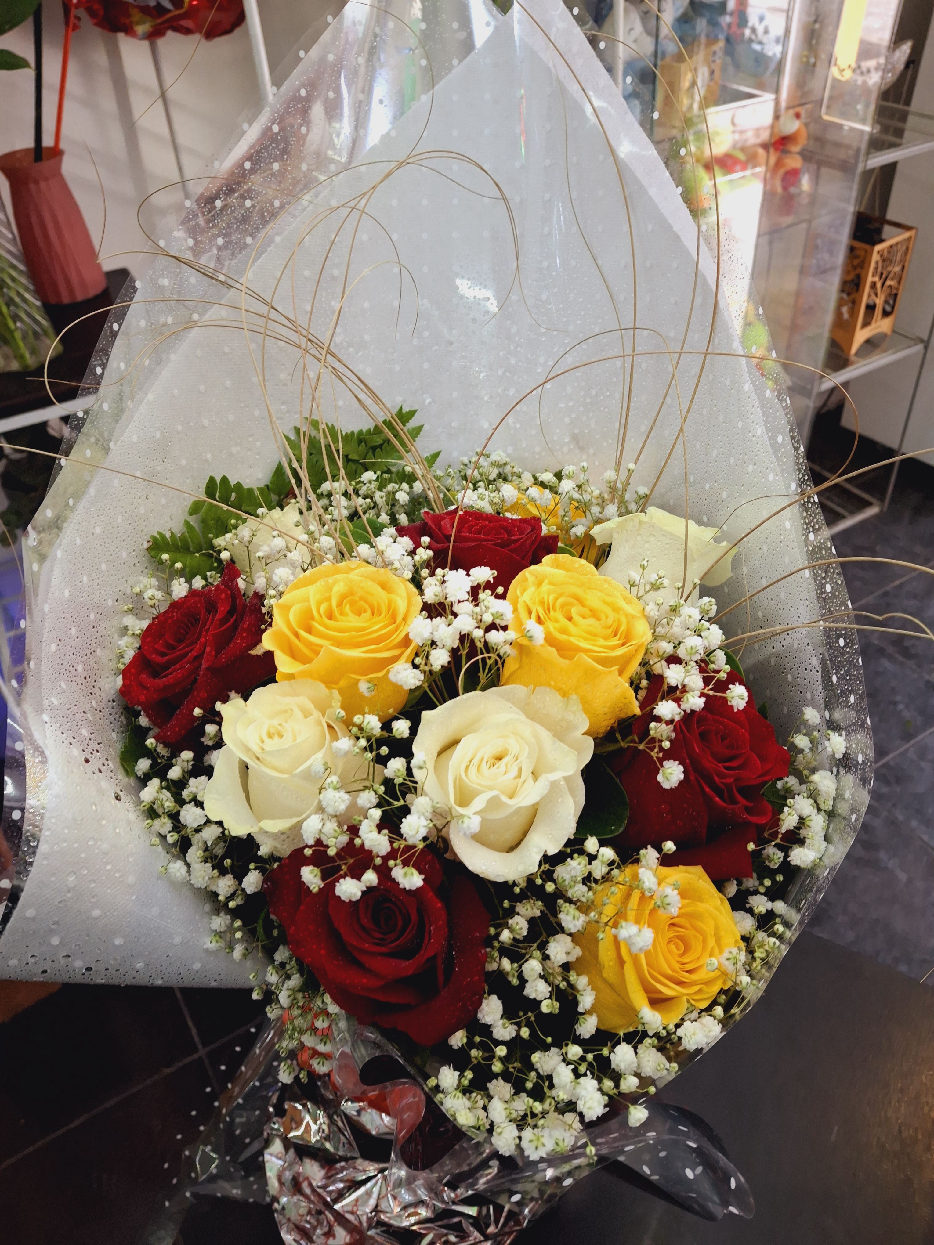 Ramo de 12 Rosas Surtidas