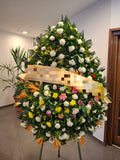 Corona Fúnebre con Flores Naturales y de Estación