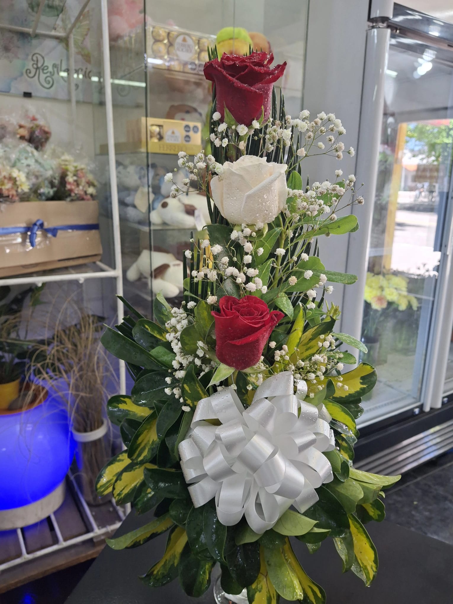 Arreglo Floral en Copa con 3 Rosas Surtidas