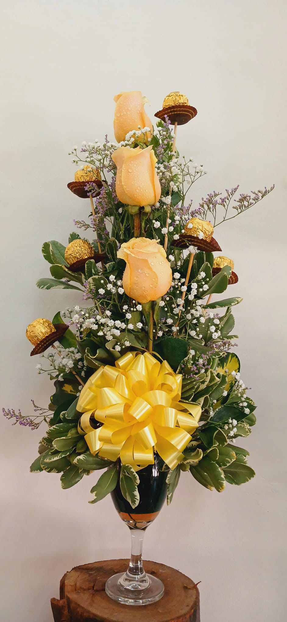 Arreglo Floral en Copa con Rosas y Bombones