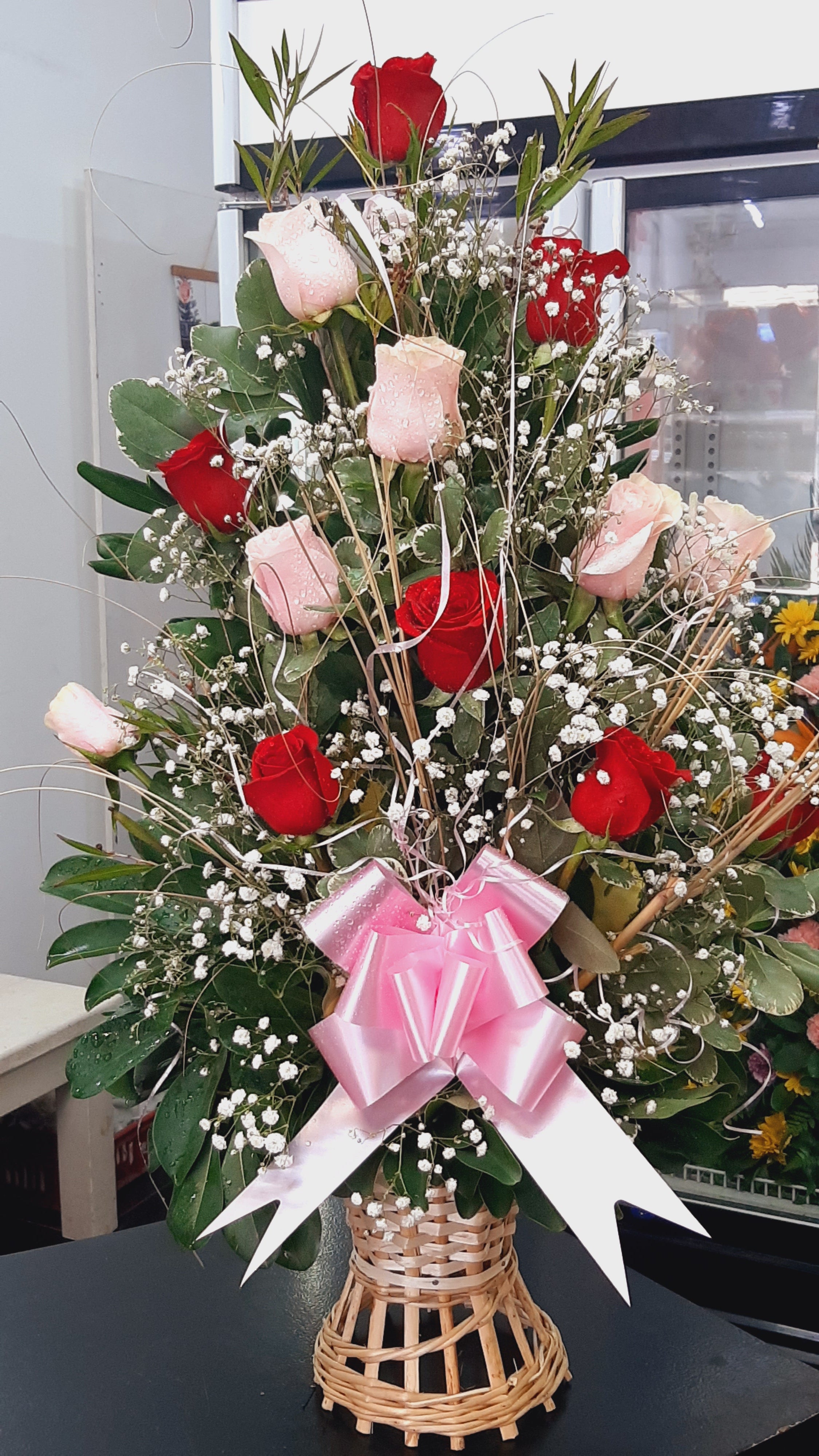 Canasto con 12 Rosas Surtidas