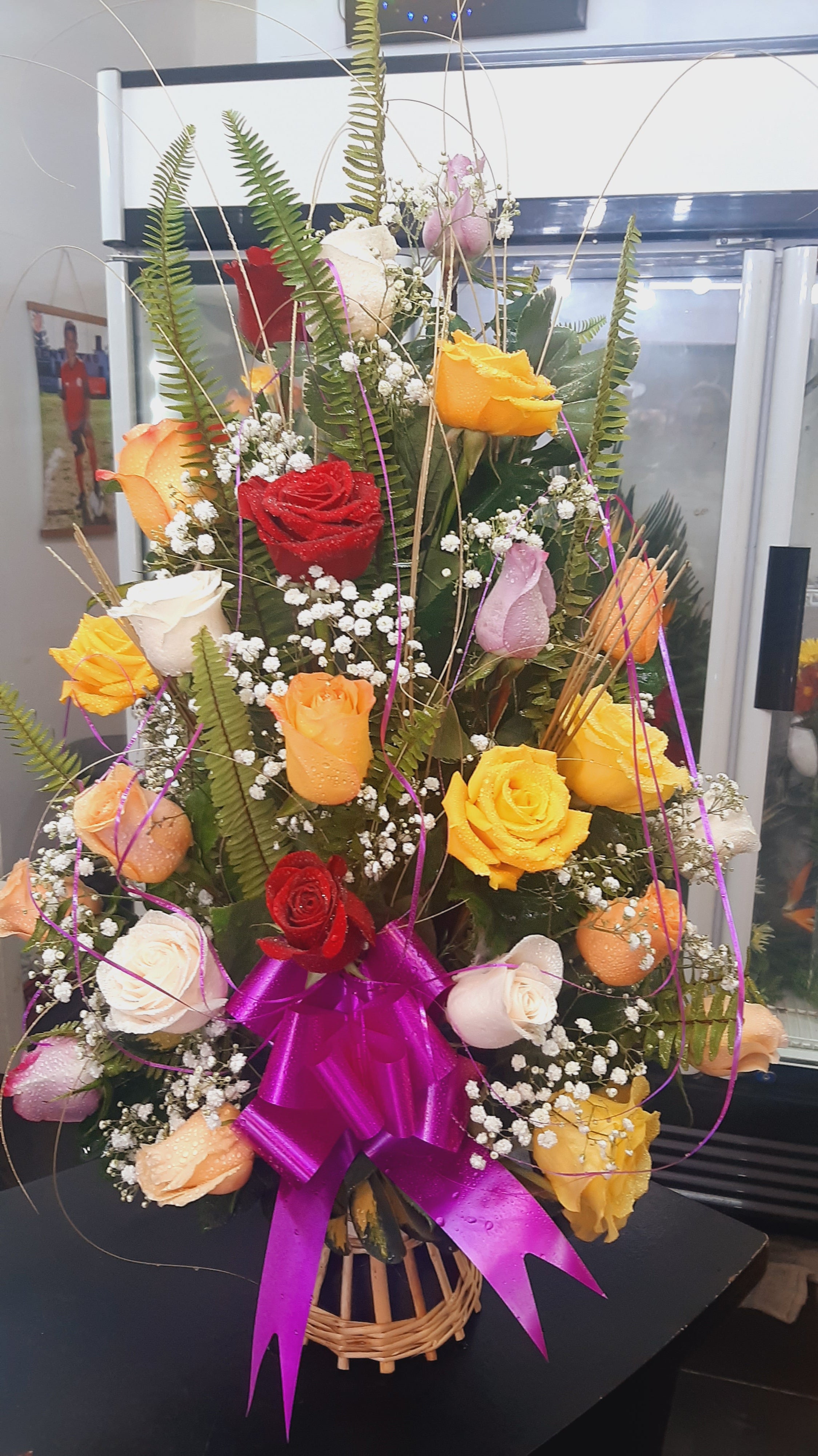 Canasto con 24 Rosas Surtidas