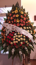 Corona Fúnebre con Rosas y Flores de Estación