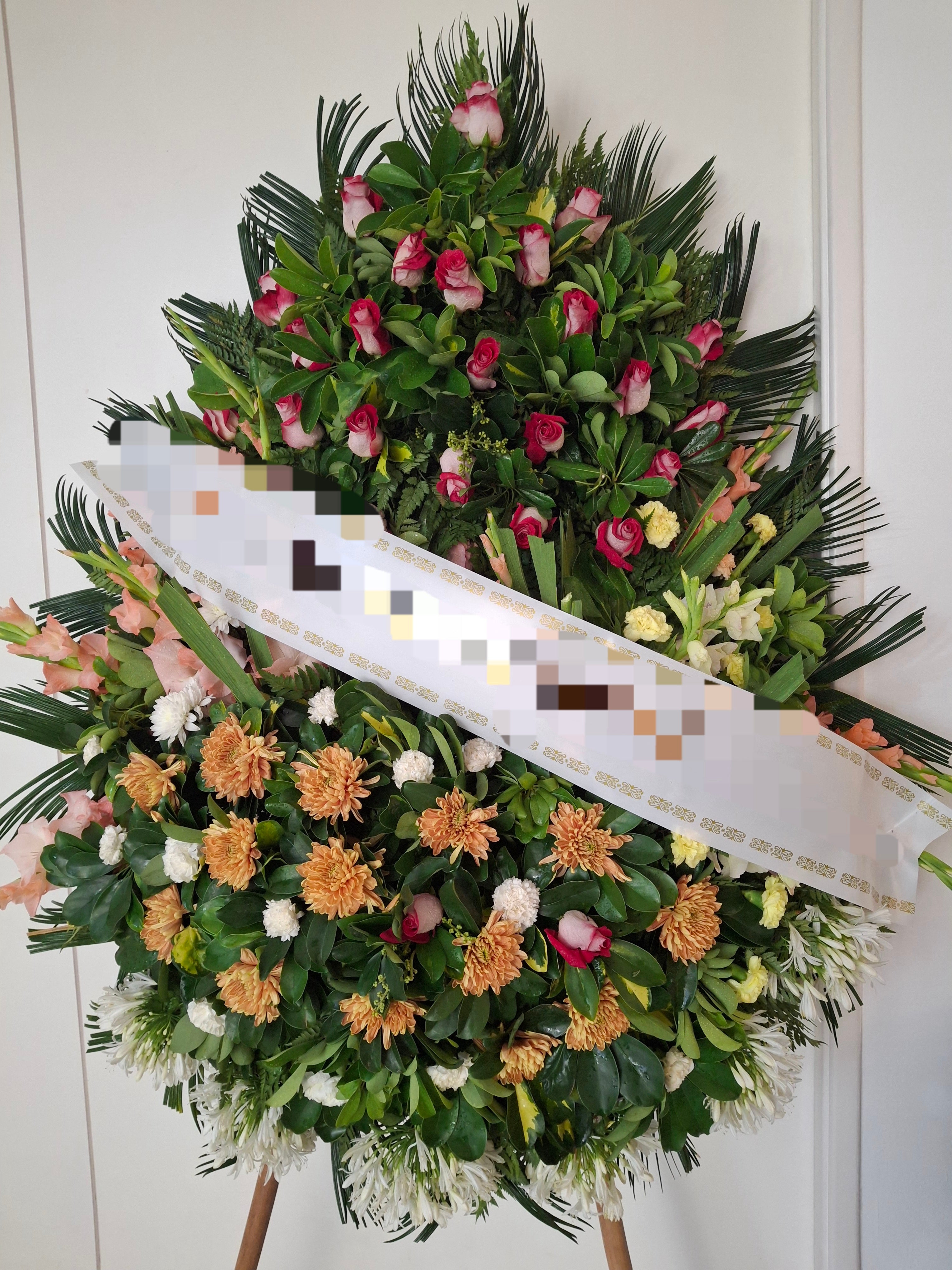 Corona Fúnebre con Detalle de Rosas