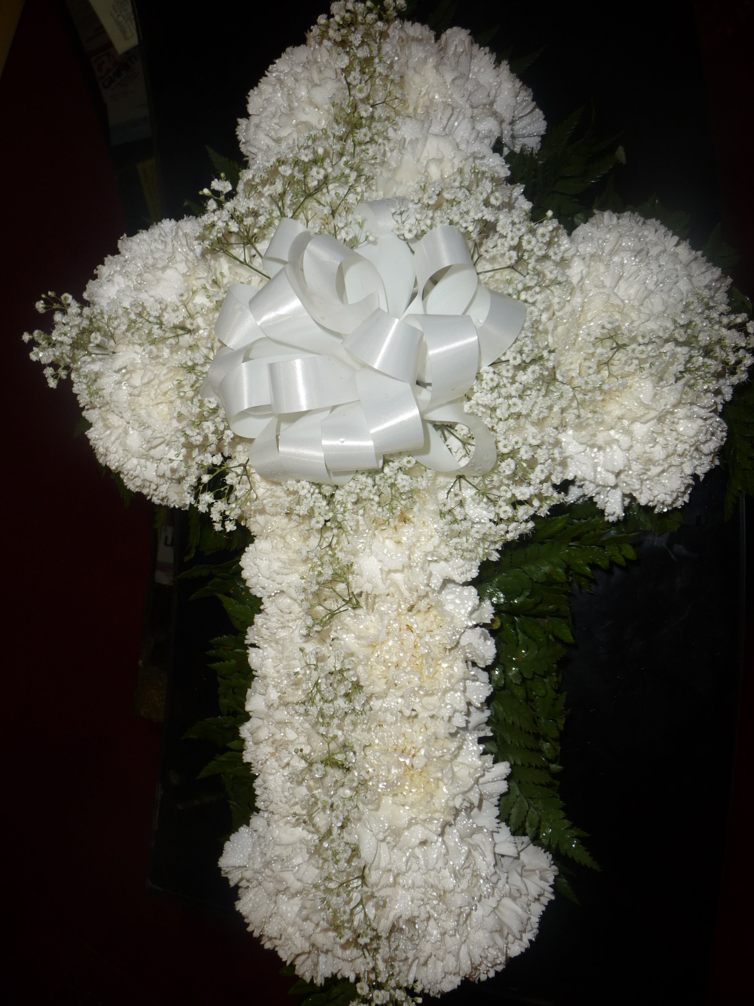 Cruz Fúnebre de Claveles Blancos