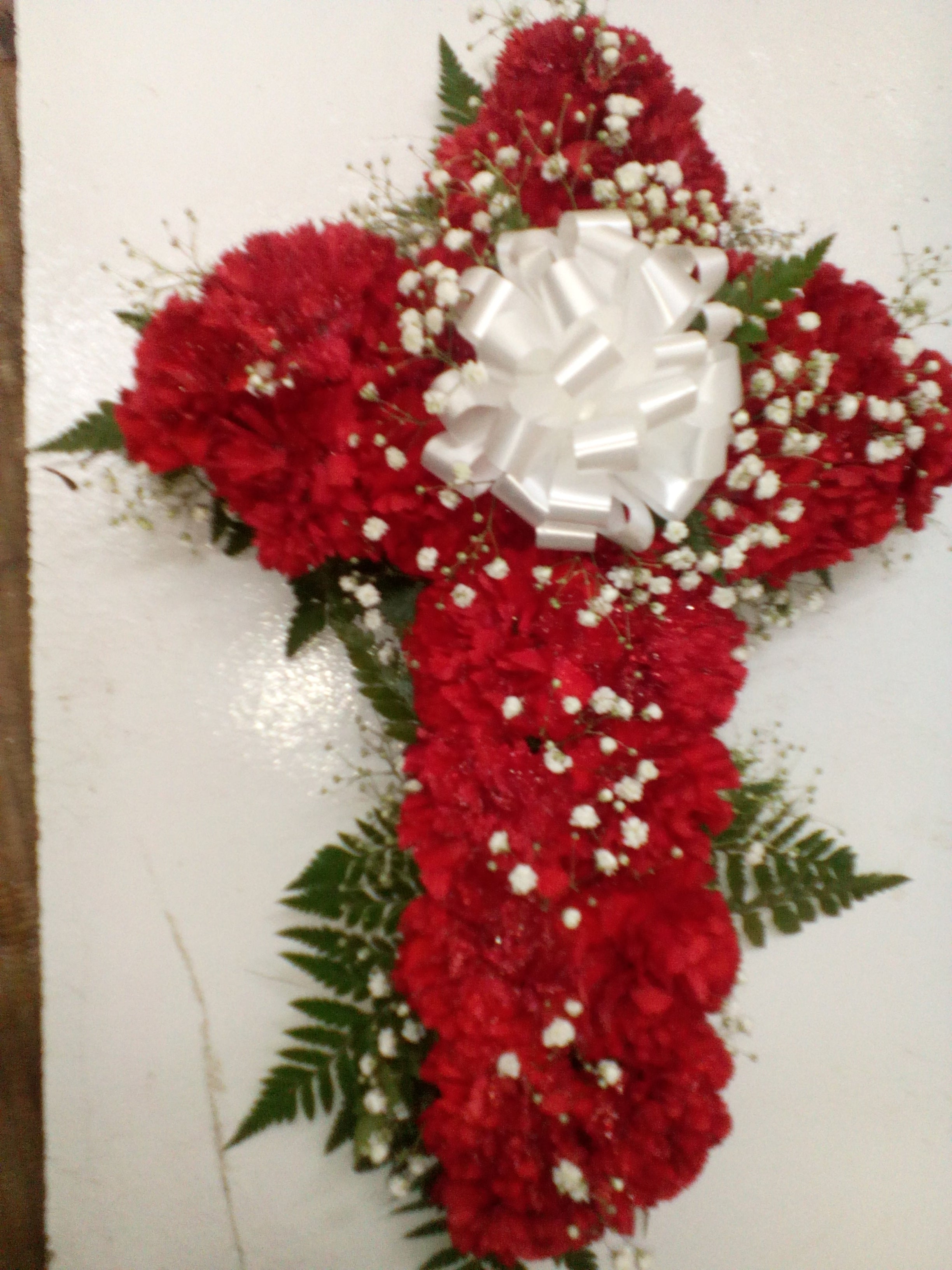 Cruz Fúnebre de Claveles Rojos