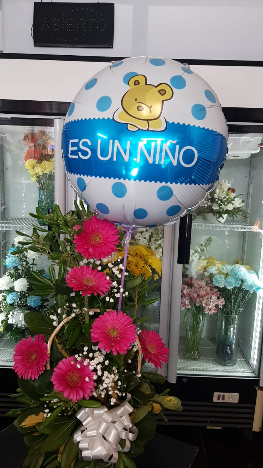 Canasto con Gerberas + Globo “Es un niño”