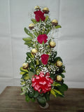 Arreglo Floral con Rosas y Bombones