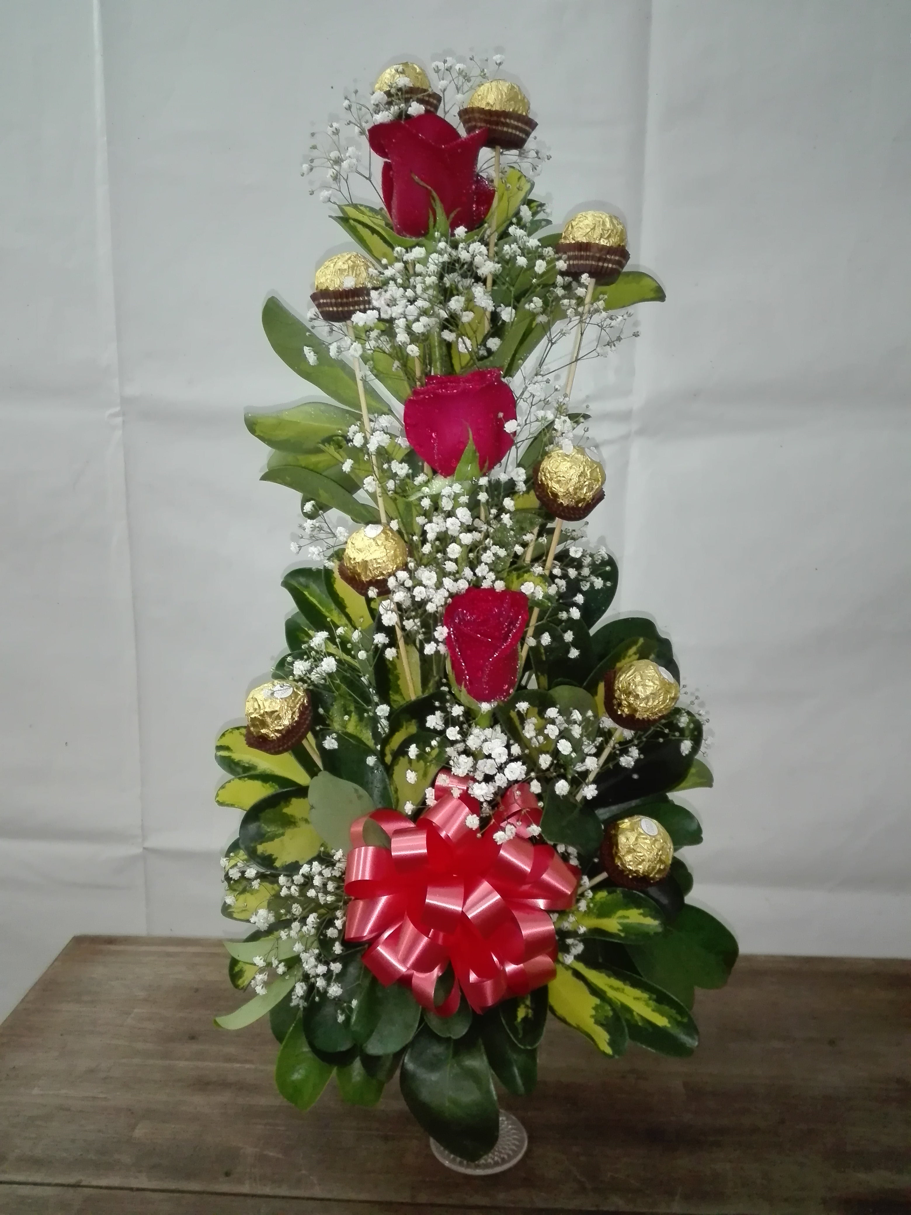 Arreglo Floral con Rosas y Bombones