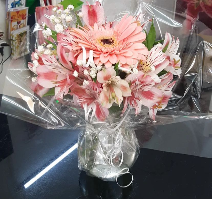 Florero con Flores Surtidas (Gerberas y Astromelias)