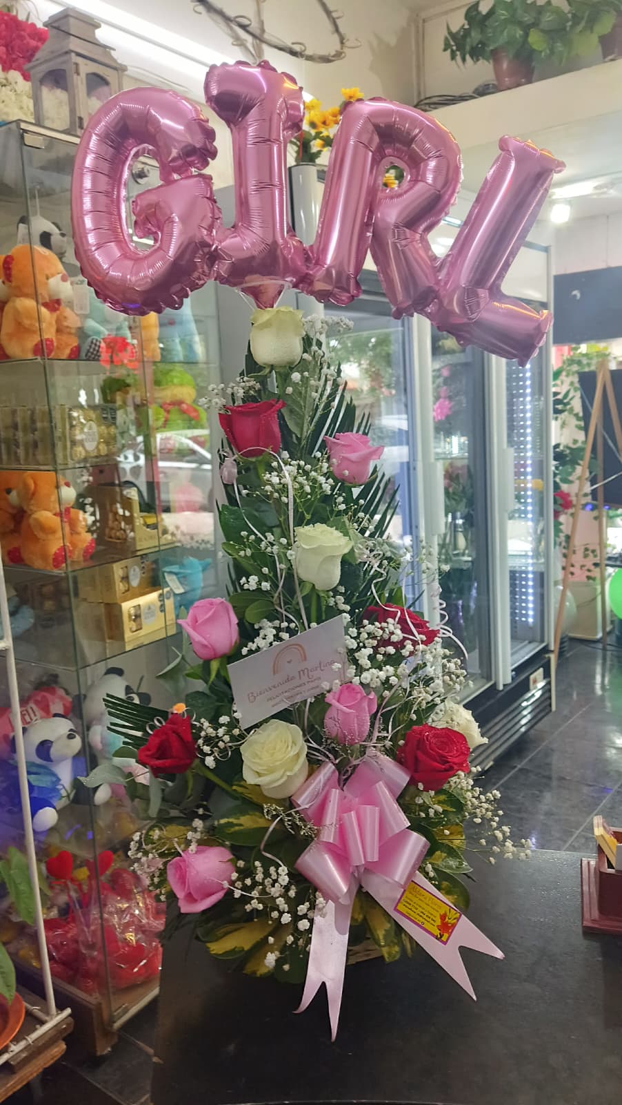 Canasto con 12 Rosas Surtidas + Globo “GIRL”