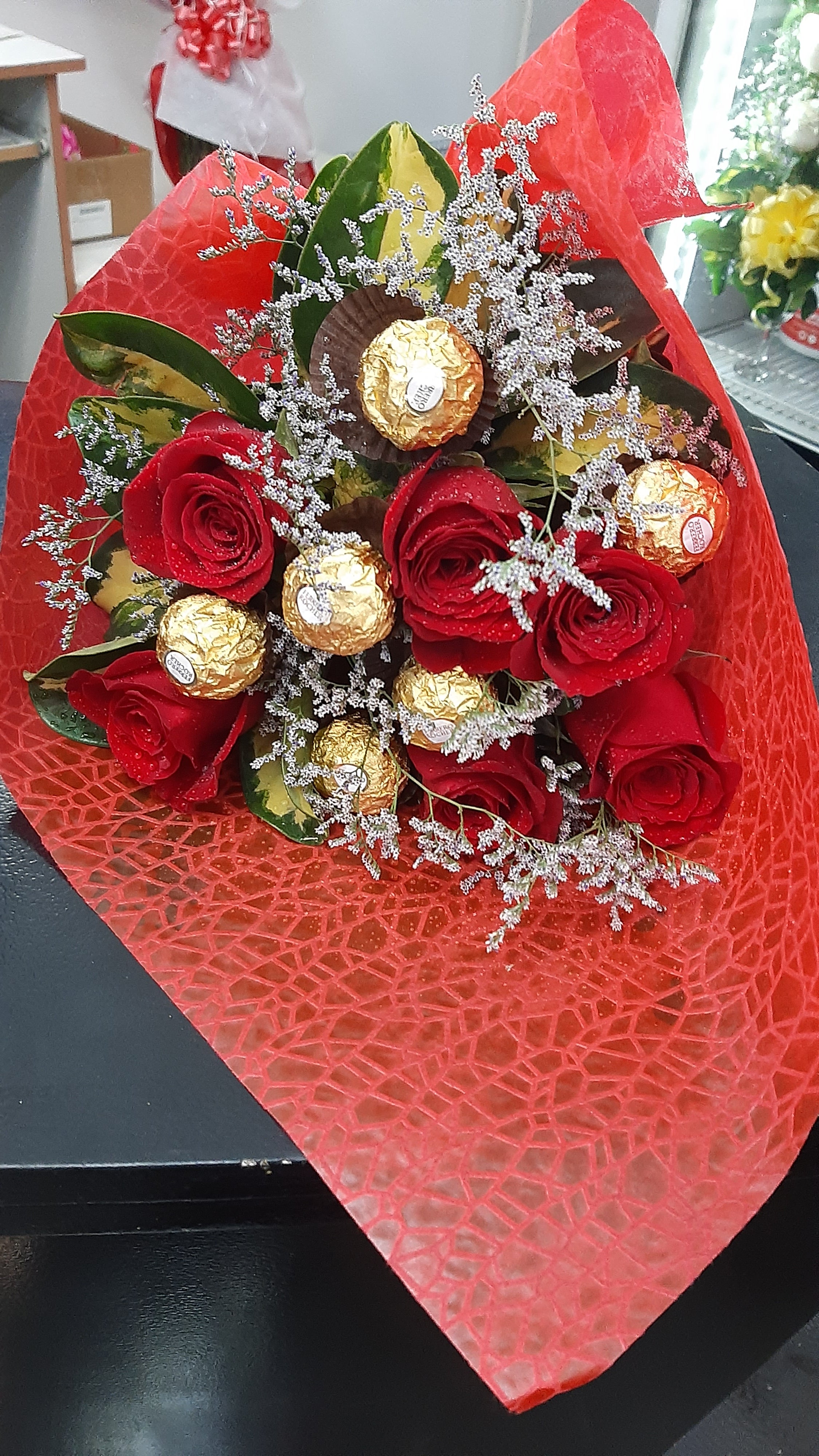 Ramo de 6 Rosas Rojas con 6 Bombones Ferrero Rocher