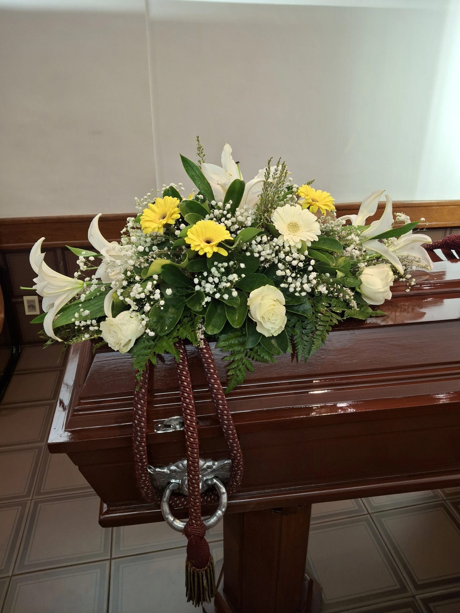 Manto Fúnebre con Lilium, Rosas y Gerberas
