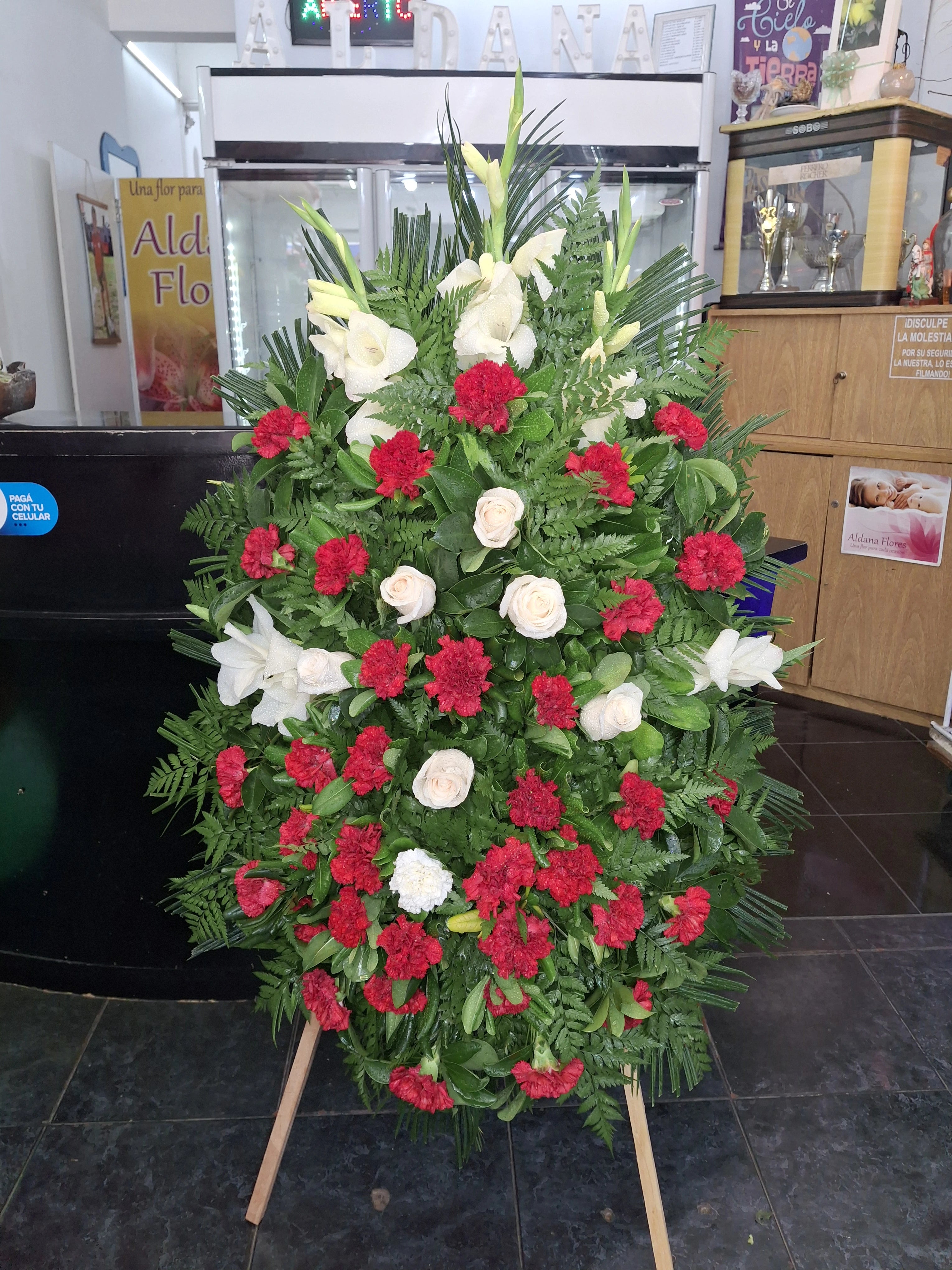 Palma de Pie con Flores de Estación