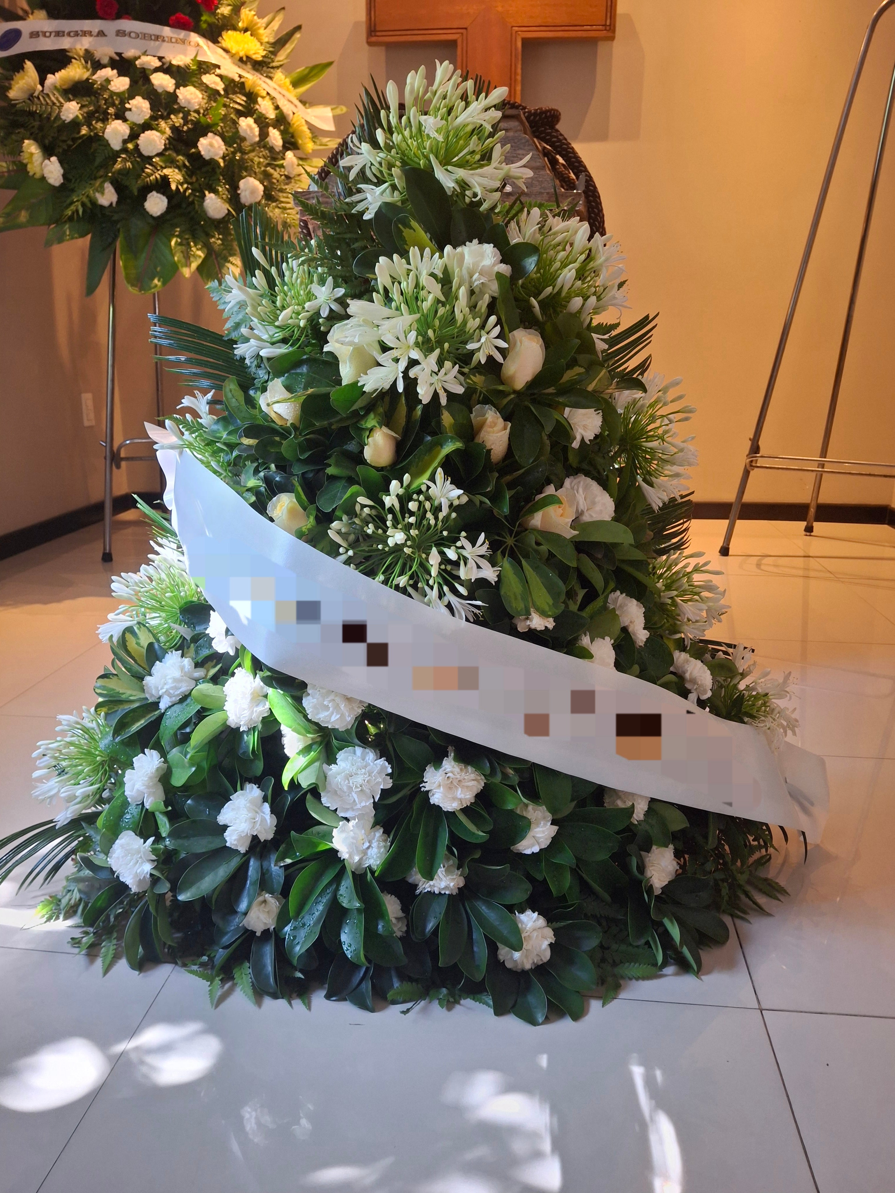 Palma de Piso Blanca con Flores de Estación