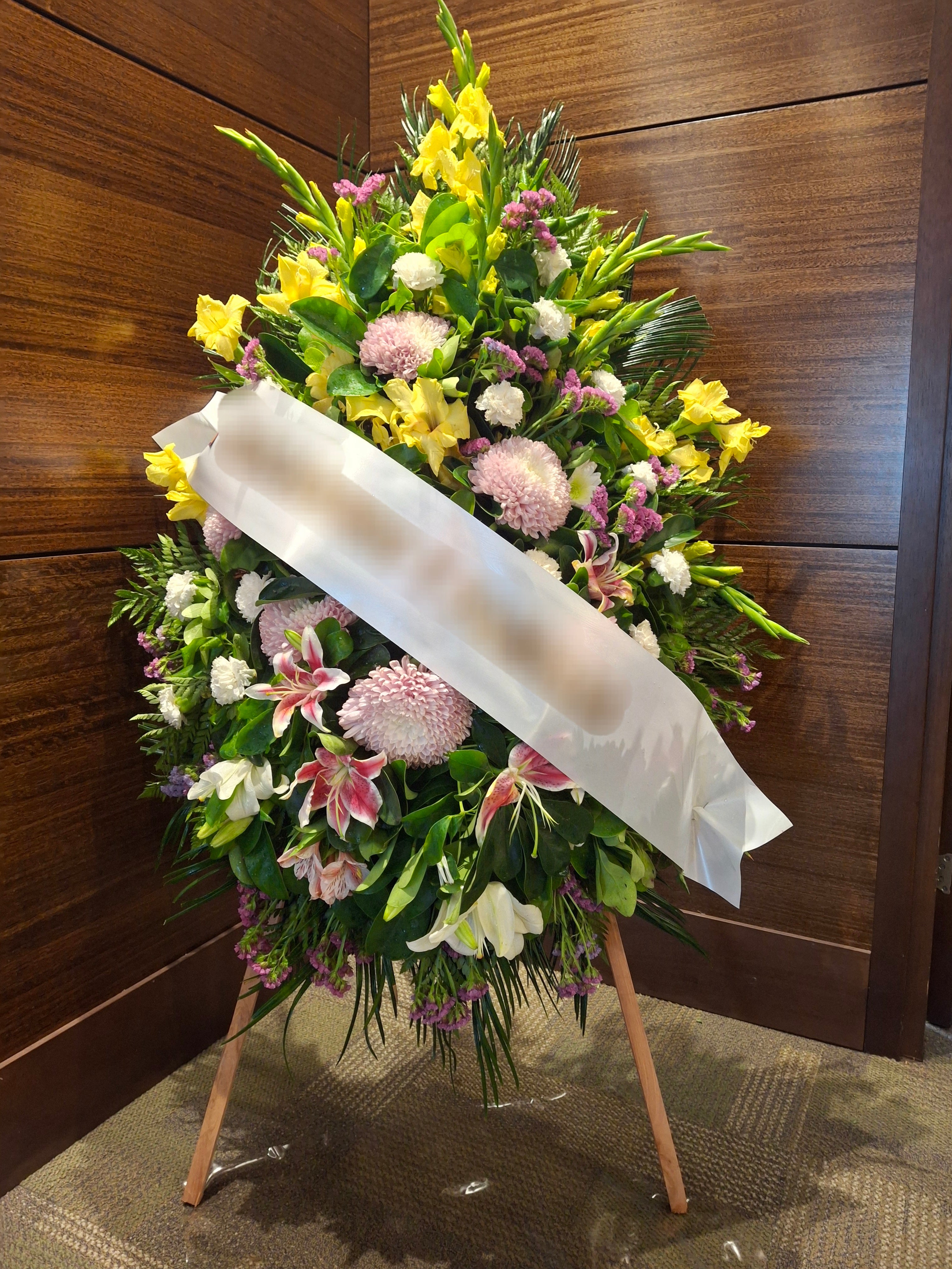 Palma de Pie con Flores de Estación