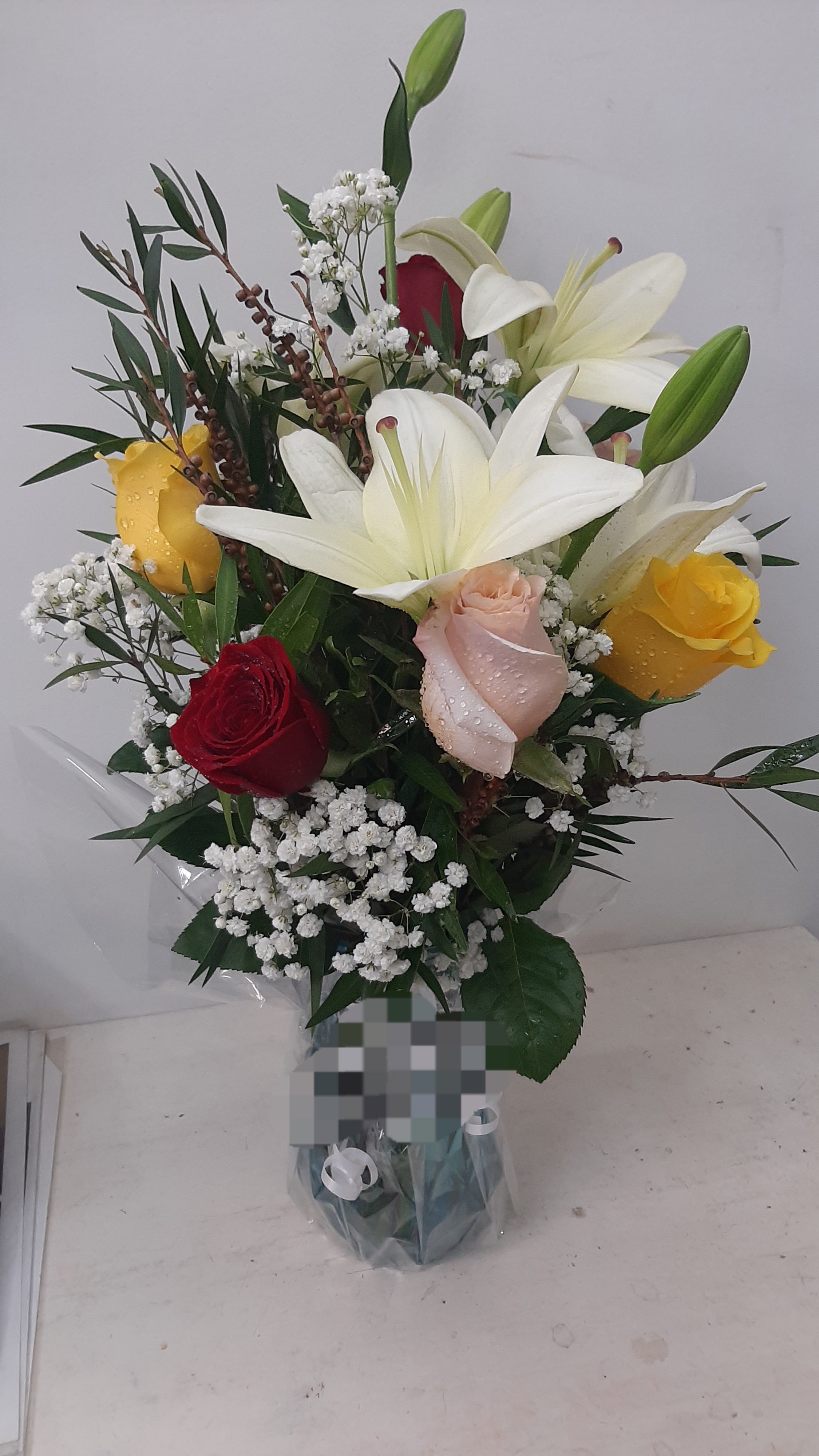 Florero con Ramo Surtido (Rosas y Lilium)