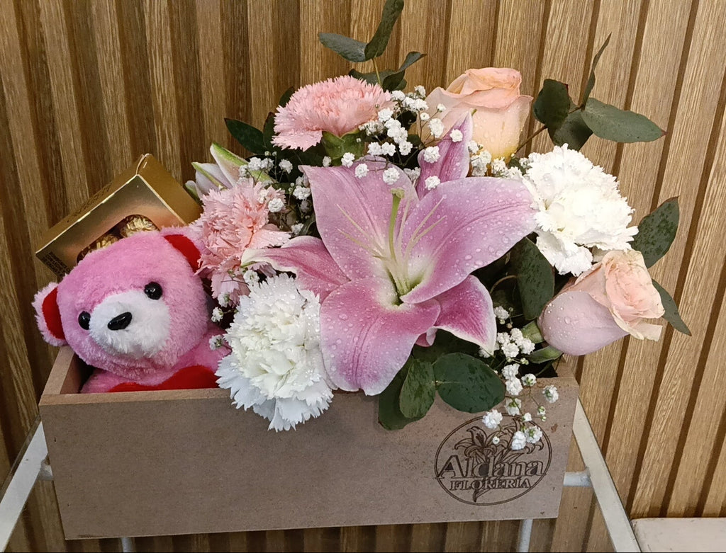 Box Floral en tonos rosados con peluche y Bombones