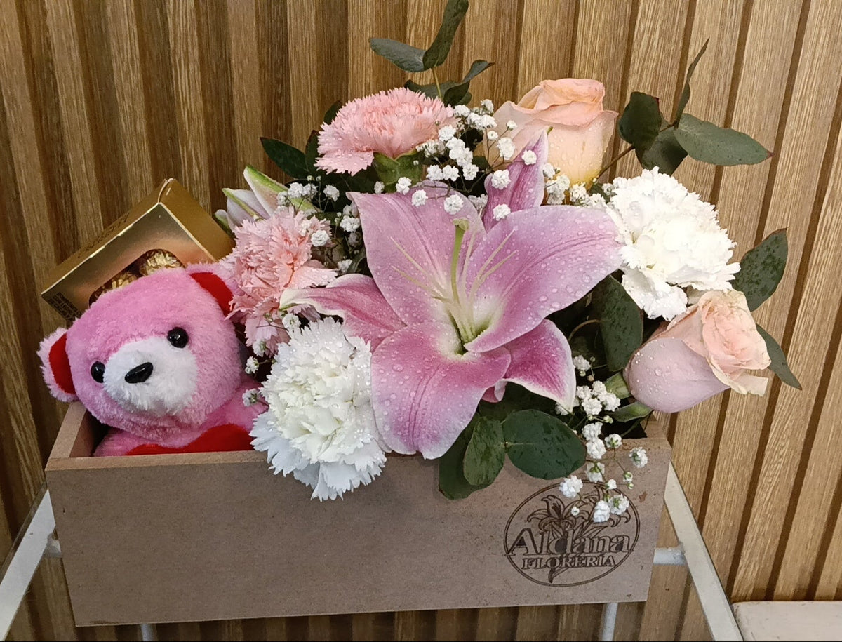 Box Floral en tonos rosados con peluche y Bombones