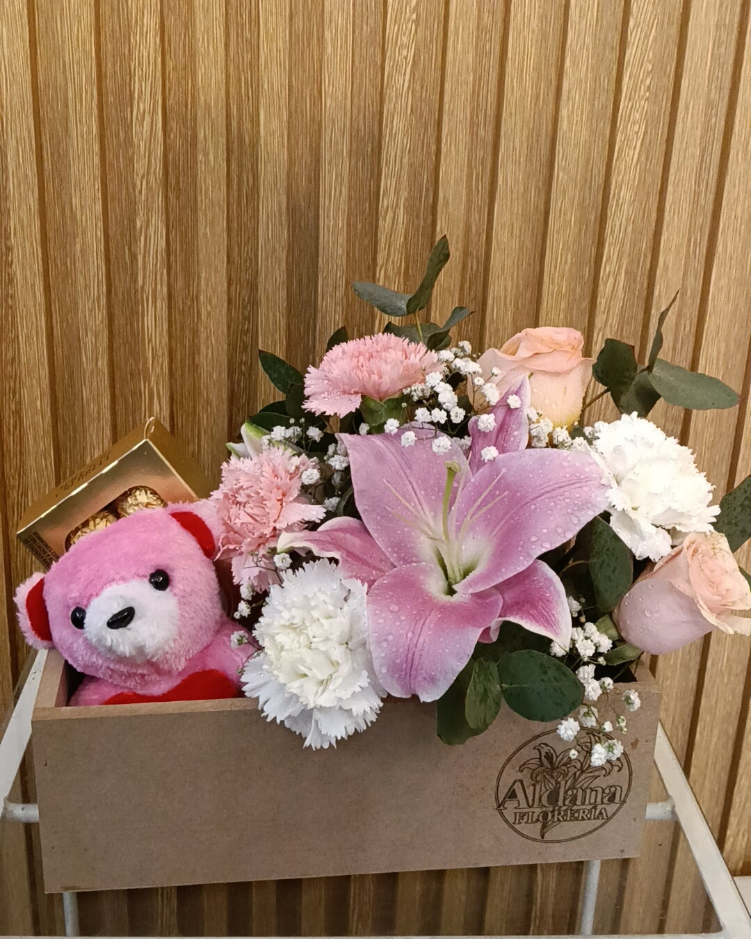 Box Floral en tonos rosados con peluche y Bombones