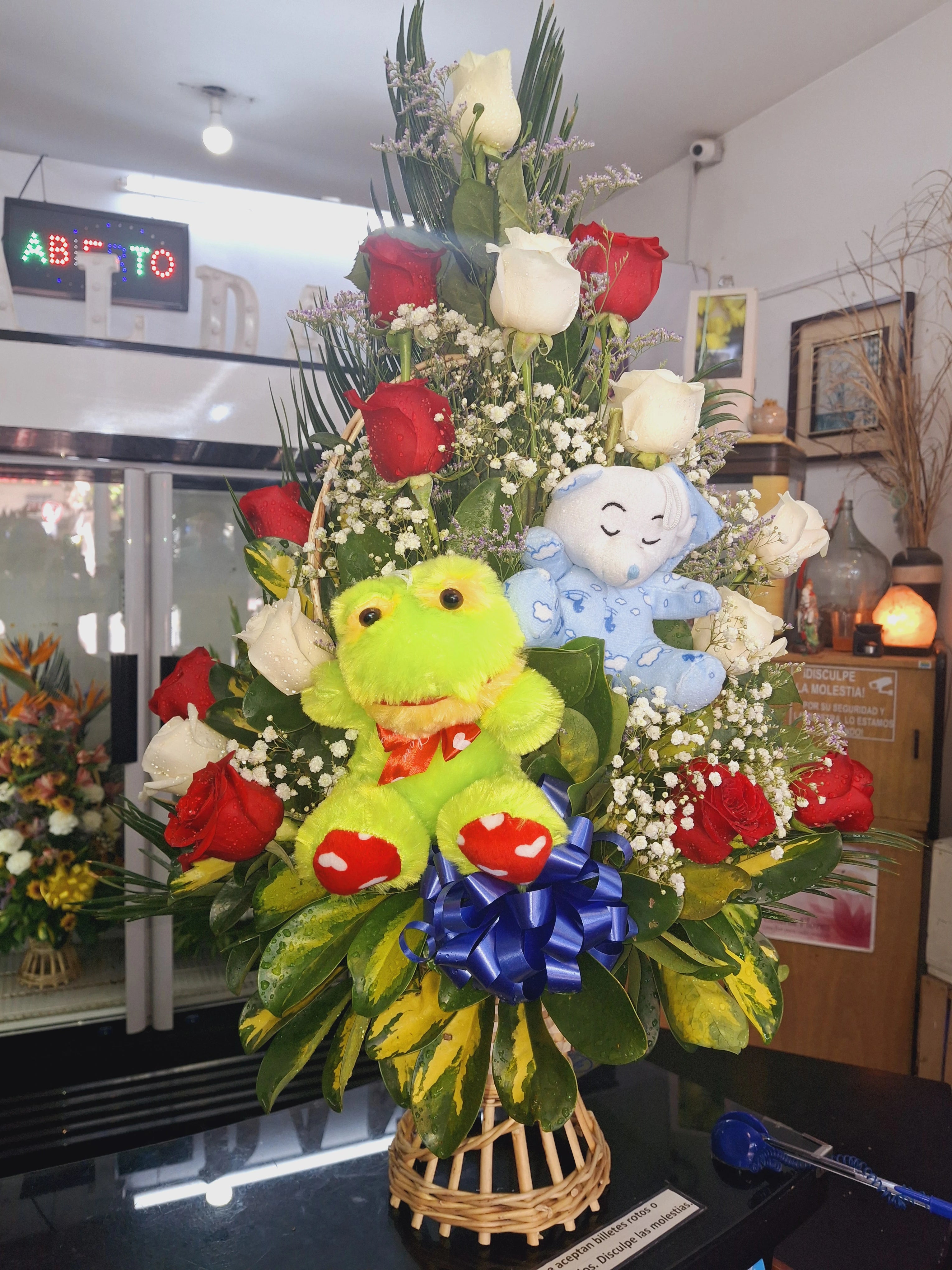 Canasto de 12 Rosas Surtidas + 2 Peluches