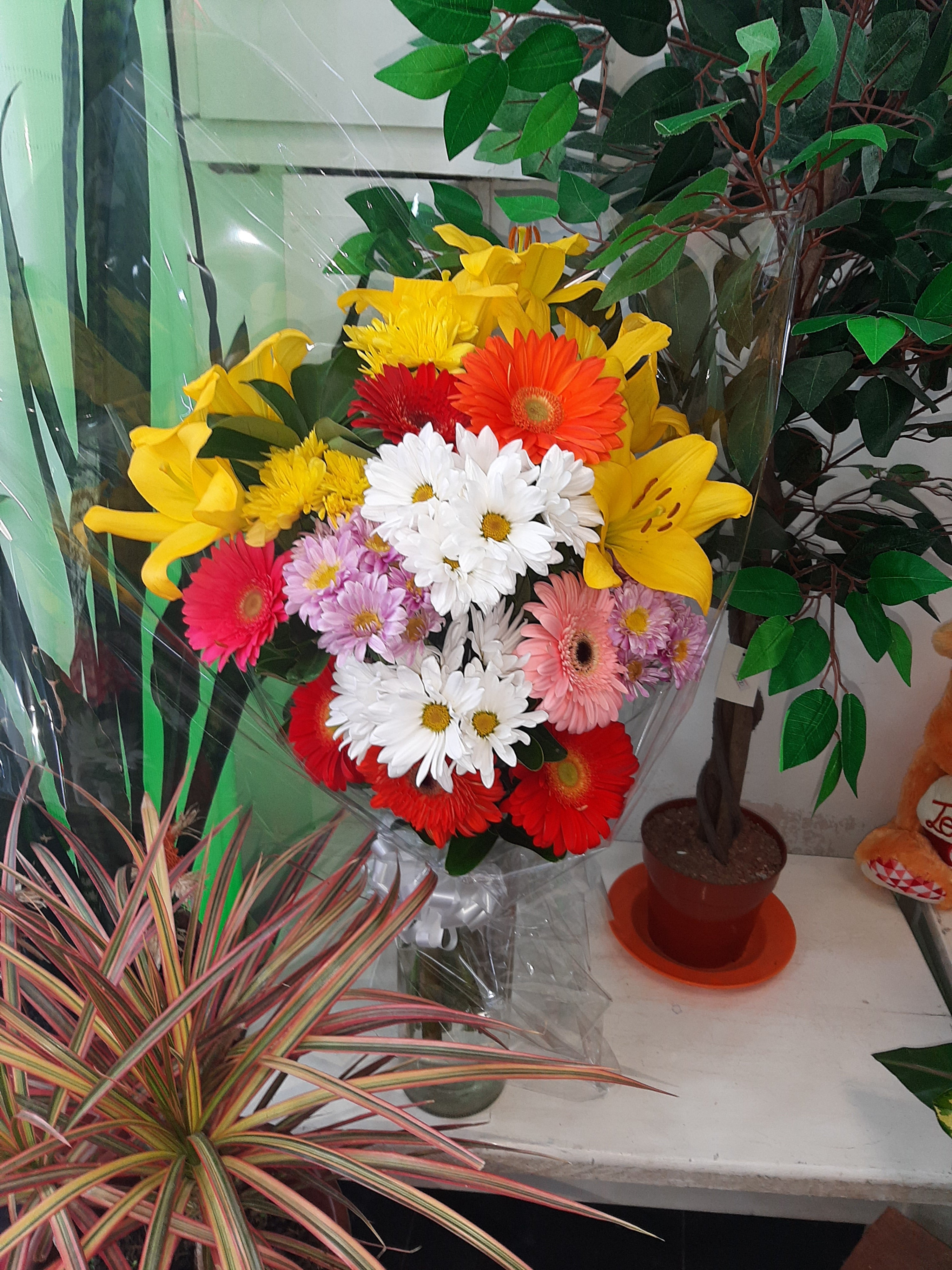Florero con Lilium y Flores de Estación
